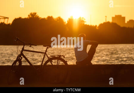 Hanover, Germany. 26th June, 2019. A man watches the sunset at the Maschsee. Credit: Christophe Gateau/dpa/Alamy Live News Stock Photo