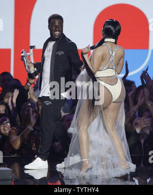 2018 MTV VMAs: Nicki Minaj Made Kevin Hart Hold Her Fuzzy Purse