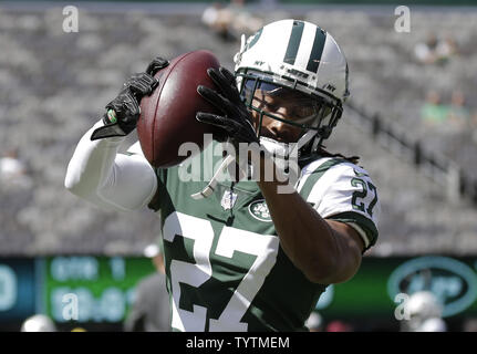 Buffalo Bills wide receiver John Brown warms up before an NFL football game  against the New York Giants, Sunday, Sept. 15, 2019, in East Rutherford,  N.J. (AP Photo/Bill Kostroun Stock Photo - Alamy