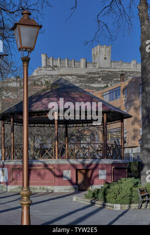 Pavilion in the village park of Peñafiel with the castle museum of wine in the background, Valladolid, Castile and Leon, Spain, Europe Stock Photo