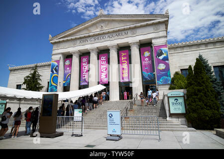 The John G. Shedd aquarium with queues outside Chicago IL USA Stock Photo