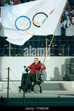 Sam Sullivan the Mayor of Vancouver, British Columbia, Canada, host of the next Winter Olympics receives the Olympc Flag during the closing ceremonies of the 2006 Torino Winter Olympic Games, February 26, 2006. (UPI Photo/Heinz Ruckemann) Stock Photo