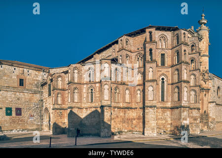 The convent of San Pablo old Alcázar de Alfonso X El Sabio, honors the tomb of the Infante Don Juan Manuel, town of Peñafiel, Valladolid, Spain Stock Photo