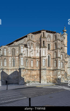 The convent of San Pablo old Alcázar de Alfonso X El Sabio, honors the tomb of the Infante Don Juan Manuel, town of Peñafiel, Valladolid, Spain Stock Photo