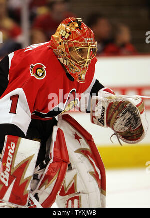 2003-04 Pacific Complete Red #406 Ray Emery #67/99 Ottawa Senators