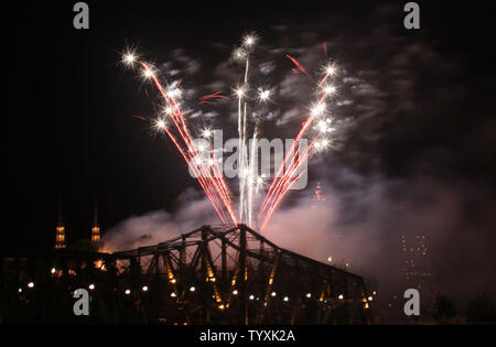 A fireworks display is the grand finale to Canada Day festivities in Ottawa, Canada on July 1, 2007. The pyrotechnics are launched from barges on the Ottawa River east of the Interprovincial Bridge joining Ontario and Quebec. Over 200,000 Canadians flocked to the nation's capital to celebrate Canada's 140th birthday. (UPI Photo/Grace Chiu). Stock Photo