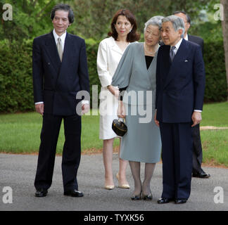 Japan's Ambassador to Canada, Tsuneo Nishida and wife Keiko (left) escort Emperor Akihito and Empress Michiko (right) to their official residence in Ottawa on July 5, 2009 for a reception with Japanese Canadians.  The Imperial Couple is visiting Canada to mark the 80th anniversary of diplomatic relations between Canada and Japan.  (UPI Photo/Grace Chiu) Stock Photo