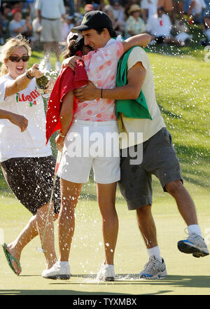 Lorena Ochoa gets sprayed with champagne and hugged by a friend on the 18th green as she celebrates her come-from-behind victory over Annika Sorenstam in the final round of the Samsung World Championship at Bighorn Golf Club in Palm Desert, California on October 15, 2006. Ochoa started the day 3 strokes behind leader and defending champion Sorenstam but went on to card a 7-under par 65 to win the trophy by 2 strokes. (UPI Photo/Christine Chew) Stock Photo