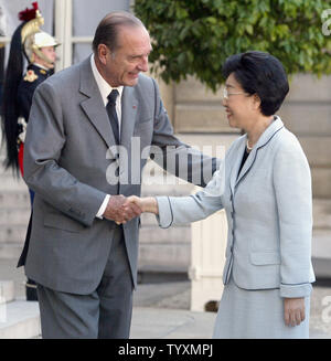 French President Jacques Chirac greets South Korean Prime Minister Han Myung-sook at the Elysee Palace in Paris, June 8, 2006. The visiting premier said that South Korea's overriding concern is to avoid a war with North Korea. (UPI Photo/Eco Clement) Stock Photo