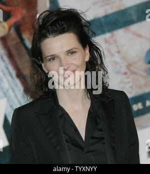 Actress Juliette Binoche arrives for the French premiere of her new film 'Mary' at the Forum des Halles in Paris, France on December 5, 2005.           (UPI Photo/David Silpa) Stock Photo