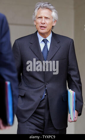 French Prime Minister Dominique de Villepin walks out of the Elysee Palace in Paris at the end of the weekly cabinet meeting on March 15, 2006. French President Jacques Chirac defended de Villepin over the government's new youth jobs contract which has sparked a wave of student protests.   (UPI Photo/Maya Vidon) Stock Photo
