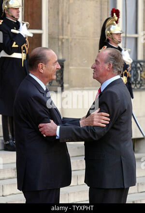 French President Jacques Chirac welcomes Spanish King Juan Carlos upon his arrival at the Elysee Palace in Paris, March 27, 2006.Juan Carlos is on his third state visit to France during his three-decade reign. (UPI Photo/Maya Vidon) Stock Photo