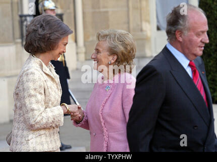 The wife of French President Jacques Chirac, Bernadette (C) bids farewell to Spanish Queen Sofia as King Juan Carlos leaves at the Elysee Palace in Paris, March 27, 2006. Juan Carlos is on his third state visit to France during his three-decade reign. (UPI Photo/Maya Vidon) Stock Photo