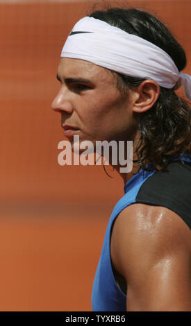 Spaniard Rafael Nadal pauses during his fourth round match with Australian Lleyton Hewitt at the French Open at Roland Garros in Paris, France on June 5, 2006.  Nadal advanced to the next round with a 4-set victory.           (UPI Photo/ David Silpa) Stock Photo