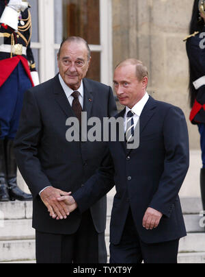 French President Jacques Chirac greets Russian President Vladimir Putin upon his arrival at the Elysee Palace in Paris, September 22, 2006. Putin and Chirac are due to take part in a tripartite summit with German Chancellor Angela Merkel tomorrow. (UPI Photo/Eco Clement) Stock Photo