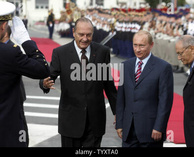 French President Jacques Chirac (C) welcomes Russian President Vladimir Putin to watch an honor guard before bilateral talks and a dinner at the Elysee Palace in Paris on September 22, 2006. Putin and Chirac are due to take part in a tripartite summit with German Chancellor Angela Merkel tomorrow. (UPI Photo/Anatoli Zhdanov) Stock Photo