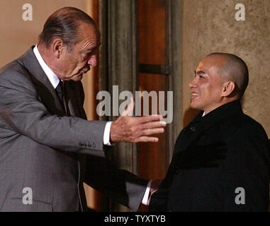 French President Jacques Chirac (L) leaves with Cambodian King Norodom Sihamoni upon his departure from the Elysee Palace in Paris on November 20, 2006.  The king is in France on a five-day official visit. (UPI Photo/Eco Clement) Stock Photo