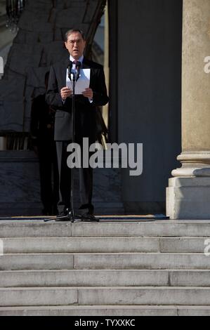 Elysee Palace Secretary General Claude Gueant announces the new government of French Prime Minister Francois Fillon in the courtyard of the Elysee in Paris May 18, 2007. Fillon has unveiled a 15 minister cabinet team that includes seven women. (UPI Photo/William Alix) Stock Photo