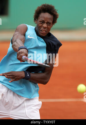 Gael Monfils of France returns the ball during his second round match against Juan Ignacio Chela of Argentina at the French Open in Roland Garros, near Paris, May 30, 2007. Monfils won 3-6, 6-3, 6-3, 6-1. (UPI Photo/Eco Clement) Stock Photo