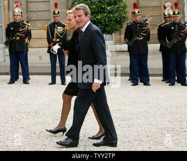 French Foreign Minister Bernard Kouchner and his wife Christine Ockrent arrive at the Elysee Palace before a meeting between French President Nicolas Sarkozy and U.S. President George W. Bush in Paris on June 13, 2008.  As part of his farewell Europe tour, Bush is holding talks with Sarkozy as France prepares to take over the six-month presidency of the European Union.   (UPI Photo/ David Silpa) Stock Photo