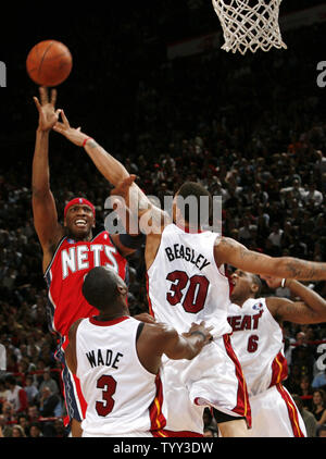 Los Angeles Clippers' Cuttino Mobley (L) drives against Houston Rockets' Stromile  Swift during the second quarter of their NBA game in Los Angeles on  February 14, 2006. The Rockets defeated the Clippers128-97. (