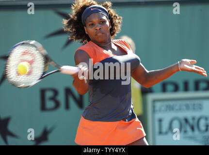 Second seeded Serena Williams of the US returns the ball against Maria Jose Martinez Sanchez of Spain during their third round match of the French Tennis Open at Roland Garros, near Paris, May 30, 2009. Williams won 6-4, 3-6, 6-4. (UPI Photo/Eco Clement) Stock Photo