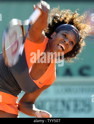 Second seeded Serena Williams of the US serves against Maria Jose Martinez Sanchez of Spain during their third round match of the French Tennis Open at Roland Garros, near Paris, May 30, 2009. Williams won 6-4, 3-6, 6-4. (UPI Photo/Eco Clement) Stock Photo