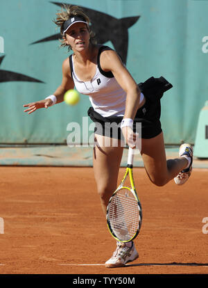 Maria Jose Martinez Sanchez of Spain serves against Second seeded Serena Williams of the US during their third round match of the French Tennis Open at Roland Garros, near Paris, May 30, 2009. Williams won 6-4, 3-6, 6-4. (UPI Photo/Eco Clement) Stock Photo