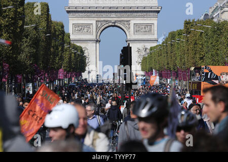 Parisians gather along the Avenue des Champs-Elysees during the 'Day Without Cars' in Paris on September 27, 2015.  The event, planned in conjunction with the global summit on climate change later this year, highlighted the need for European capitals to reduce air pollution.   Photo by David Silpa/UPI Stock Photo