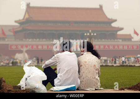 A Chinese couple sits in Tiananmen Square, Beijing, August 14, 2006.  Amnesty International has urged former China's President Jiang Zemin and now President Hu Jintao to release all those still detained over the protests during the Tiananmen Square massacre.  China's former Premier Zhu Rongji ruled out any such reassessment of the 1989 Tiananmen crackdown when he took office in March.  (UPI Photo/Stephen Shaver) Stock Photo