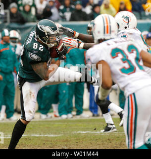 Philadelphia Eagles tight end L. J. Smith 82 prepares to be hit by