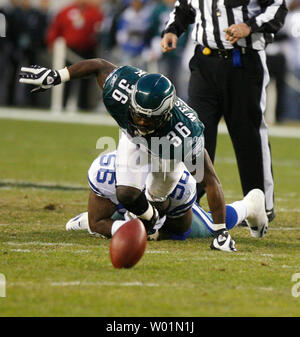 Philadelphia Eagles running back Brian Westbrook (36) scrambles after the ball after fumbling after being hit by Dallas Cowboys linebacker Bradie James on the Dallas 28-yard line during first quarter Philadelphia Eagles-Dallas Cowboys in Philadelphia at Lincoln Financial Field December 28, 2008.  James recovered the ball on the play.        (UPI Photo/John Anderson) Stock Photo