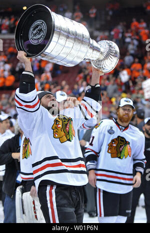 https://l450v.alamy.com/450v/w01p6n/chicago-blackhawks-right-wing-adam-burish-celebrates-with-the-stanley-cup-after-the-blackhawks-defeated-the-philadelphia-flyers-4-3-during-game-six-of-the-2010-stanley-cup-final-in-philadelphia-on-june-9-2010-upikevin-dietsch-w01p6n.jpg
