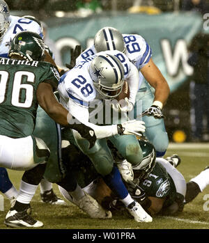 Philadelphia Eagles' Darryl Tapp (91) in the first half of an NFL football  game against the Dallas Cowboys, Sunday, Jan. 2, 2011, in Philadelphia. (AP  Photo/Michael Perez Stock Photo - Alamy