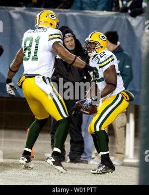 Philadelphia Eagles RB Reno Mahe (34) runs the ball through the line for a  7-yard gain to the Green Bay 14-yard line during first quarter Philadelphia  Eagles-Green Bay Packers NFL action at