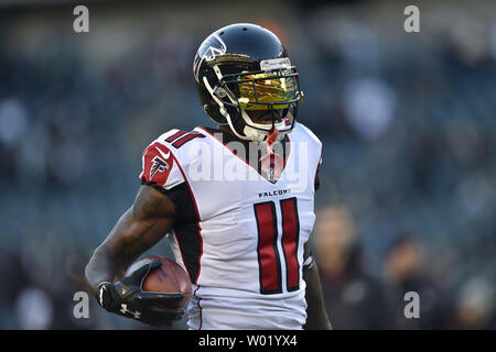 Atlanta Falcons' Julio Jones (11) is tackled by Carolina Panthers' Luke  Kuechly (59) during the first