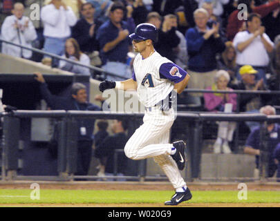 2001: Luis Gonzalez's RBI single lifts Arizona Diamondbacks to 1st