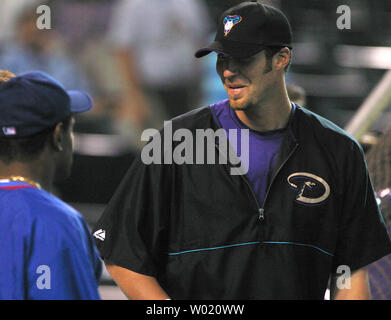 Chicago Cubs right fielder Sammy Sosa and Arizona Diamondbacks first baseman Richie Sexson talk during D-backs batting practice before the Cubs and D-backs game.  The Diamondbacks defeated the Cubs 10-1 at Bank One Ballpark in Phoenix April 27, 2004.    (UPI Photo/Will Powers) Stock Photo