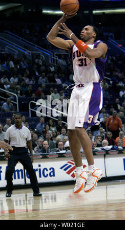Phoenix Suns' Shawn Marion gets a clear look at the basket against