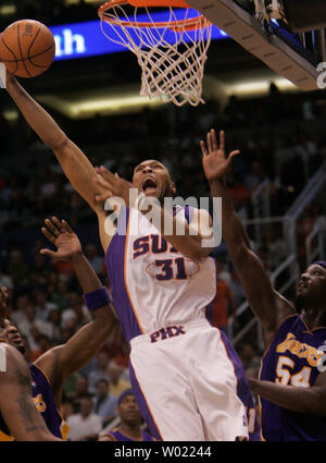 Phoenix Suns Shawn Marion drives the baseline to shot around Los Angeles Lakers Kwame Brown in the fourth quarter of the second game of the NBA play offs in Phoenix, AZ April 26, 2006. The Lakers defeated the Suns 99-93.      (UPI Photo/Will Powers) Stock Photo