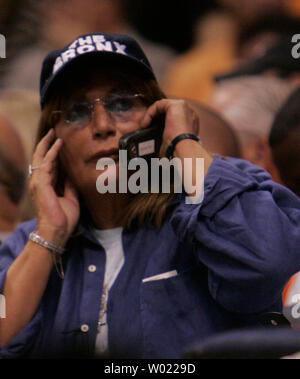 Penny Marshall is in the house for the start of the fifth game of the second round Western Division of the NBA play offs between the Los Angeles Clippers and Phoenix Suns in Phoenix, AZ May 16, 2006.       (UPI Photo/Will Powers) Stock Photo