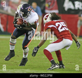 Chicago Bears tight end Desmond Clark against the Oakland Raiders in the first  day game at the new Soldier Field in Chicago on Sunday, Oct. 5, 2003. Photo  via Newscom Stock Photo - Alamy