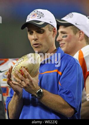 Boise State head coach Chris Petersen talks with quarterback Jared ...