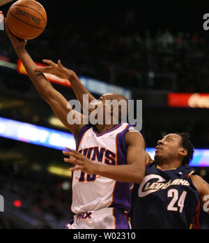 Phoenix Suns guard Leandro Barbosa (10) goes to the basket as Cleveland Cavaliers forward Donyell Marshall (24) tries to defend at US Airways Center in Phoenix, Arizona on January 11, 2007.   The Suns defeated the Cavaliers 109-90.  (UPI Photo/Art Foxall) Stock Photo