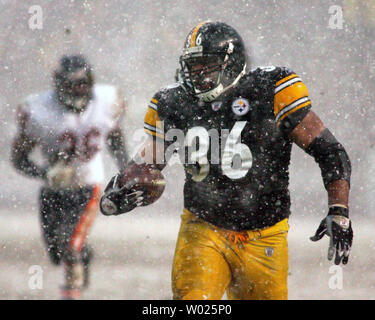 Pittsburgh Steelers' Jerome Bettis slogs for a first down during heavy snow  in the third quarter, against the Chicago Bears at Heinz Field in  Pittsburgh, Pennsylvania on December 11, 2005. (UPI Photo/Stephen Gross  Stock Photo - Alamy