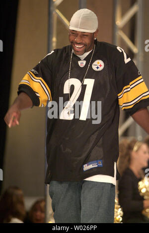 Pittsburgh Steelers quarterback Ben Roethlisberger autographs the shirt off  his back during the Steeler Style 2007 Fashion Show benefitting the Thomas  E Starzl Transplant Institute and the Cancer Caring Center on October