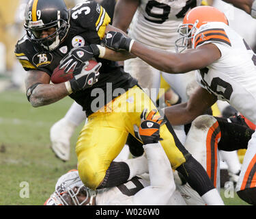 Pittsburgh Steelers Willie Parker gains 6 yard before being brought down by  Cleveland Browns Sean Jones and Shaun Smith in the fourth quarter of the  Steelers 31 - 28 win at Heinz