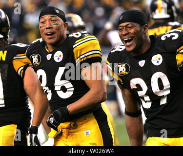 18 October 2009: Pittsburgh Steelers wide receiver Hines Ward (86) runs  with the football during the NFL football game between the Cleveland Browns  and Pittsburgh Steelers at Heinz Field in Pittsburgh, Pennsylvania.