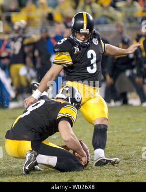 Pittsburgh Steelers kicker Jeff Reed, with punter Daniel Sepulved, holding,  scores the game winning 24-yard field goal in the fourth quarter of the Steelers  3-0 defeat of the Miami Dolphins at Heinz Field in Pittsburgh on November  26, 2007. (UPI Photo/