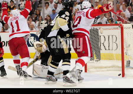 https://l450v.alamy.com/450v/w027gt/detroit-red-wings-dan-cleary-and-henrik-zeterberg-celebrate-nicklas-lidstroms-goal-against-the-pittsburgh-penguins-in-the-first-period-of-the-game-four-of-the-2008-stanley-cup-finals-at-the-mellon-arena-in-pittsburgh-on-may-31-2008-upi-photoarchie-carpenter-w027gt.jpg